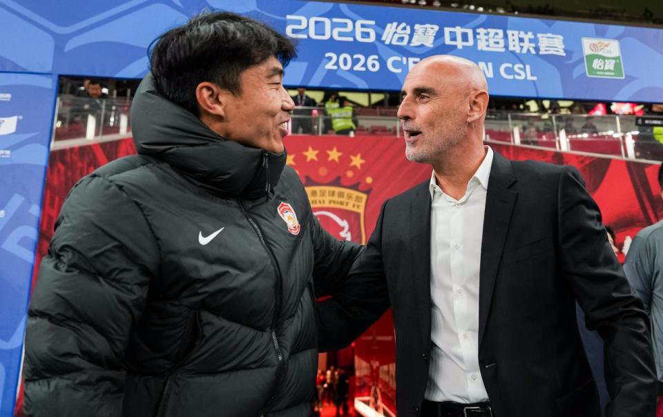 开云APP下载-45岁郑智瞪眼发呆！率队2连败排名未扣分队垫底 遭质疑撑不过10轮